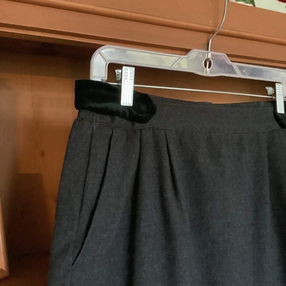 VTG 80s 100% Wool Charcoal Pencil Skirt Velvet Waist Tabs Made in 🇨🇦 Size 14 - Picture 2 of 13